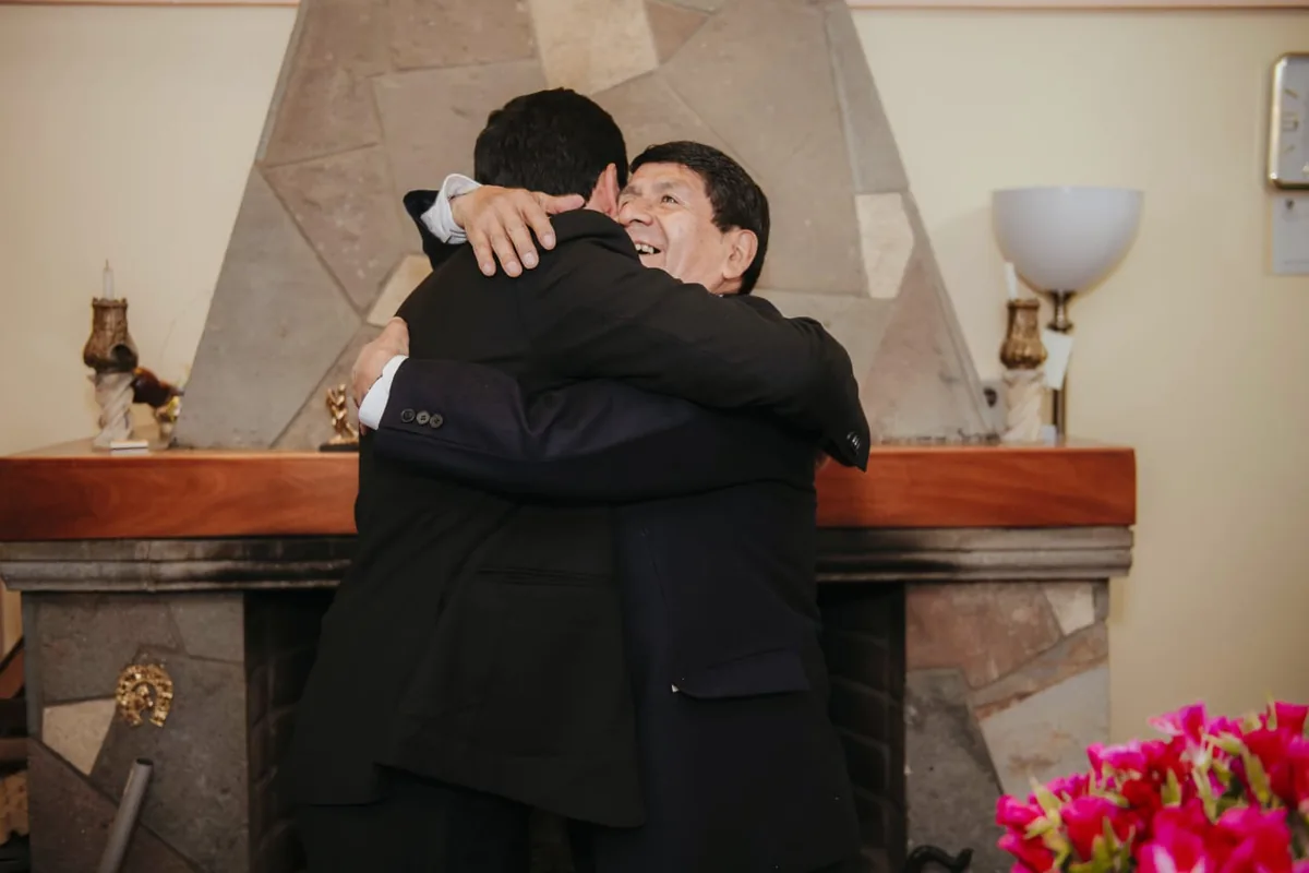 Iván Hurtado en un abrazo emotivo