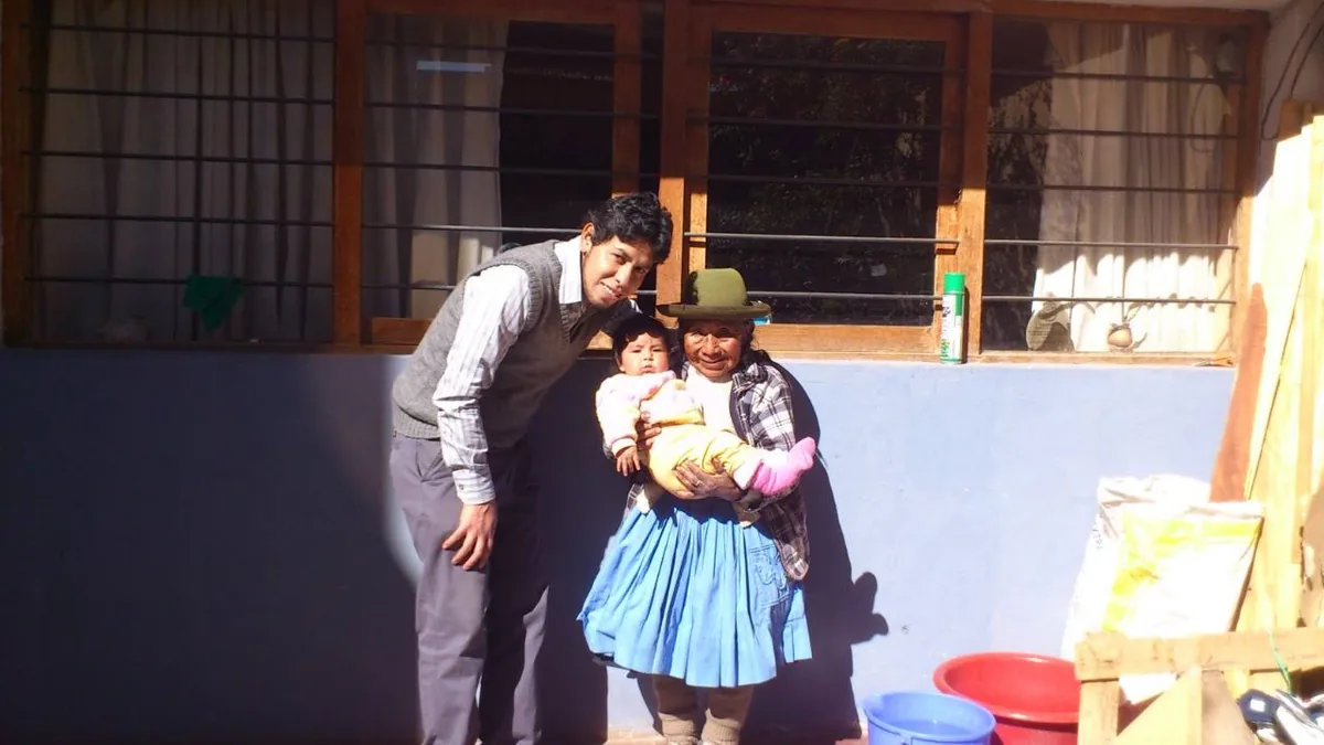 Iván Hurtado junto a una familia andina del Cusco